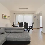 House 2080 プーラ