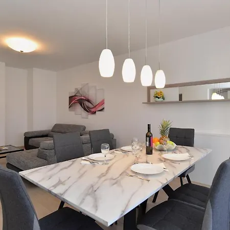 House 2080 Tatil Evi Pula