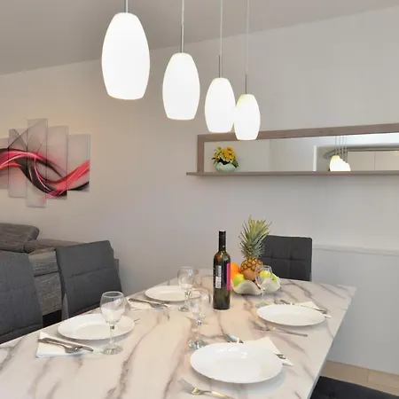 House 2080 Tatil Evi Pula