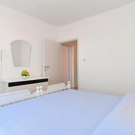 House 2080 Tatil Evi Pula