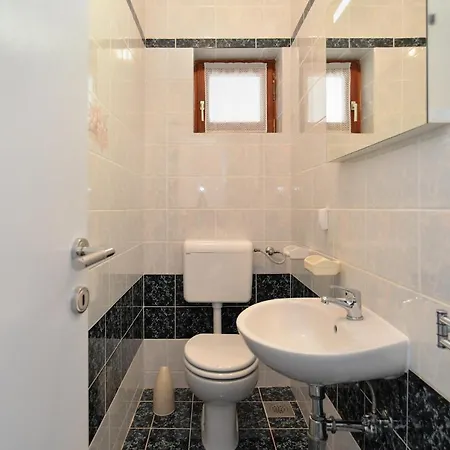 House 2080 * Pula