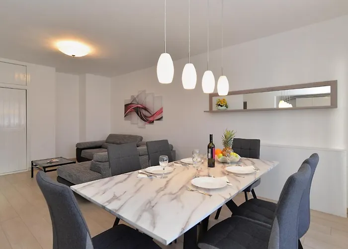 House 2080 Vakantiehuis Pula