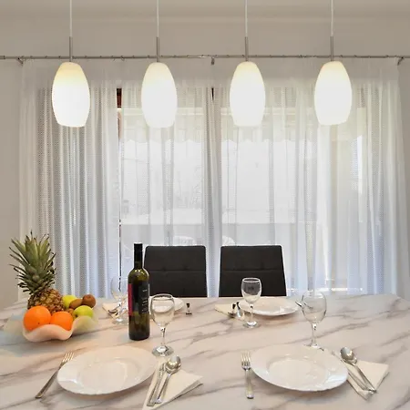 House 2080 * Pula
