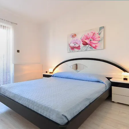 House 2080 Nyaraló *