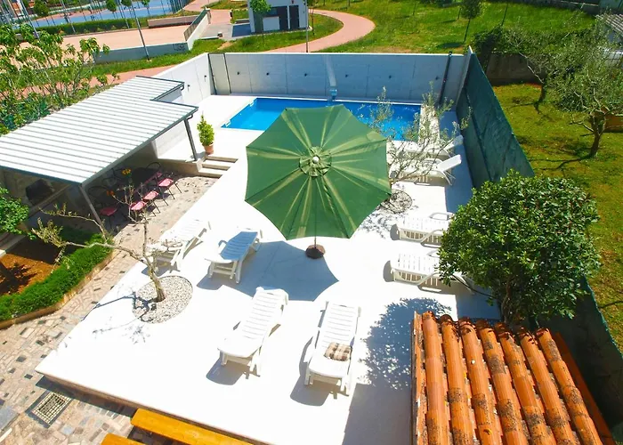 House 2080 Nyaraló *