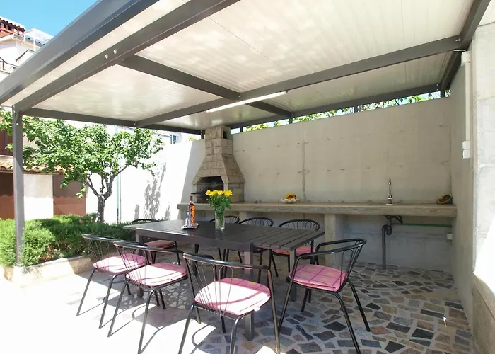 House 2080 Nyaraló *